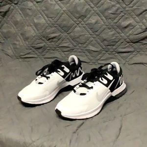 BRAND NEW MENS NIKE AIR MAX ALPHA TRAINER SNEAKERS 9.5 WHITE BLACK AND SILVER